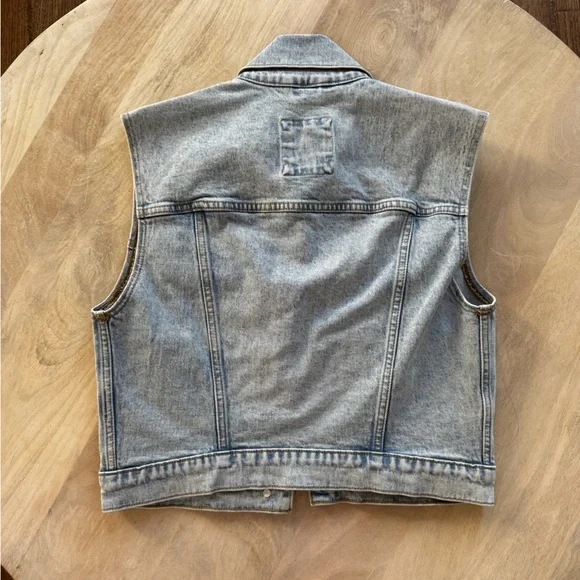 Abercrombie & Fitch light wash denim vest NWOT - Picture 3 of 3